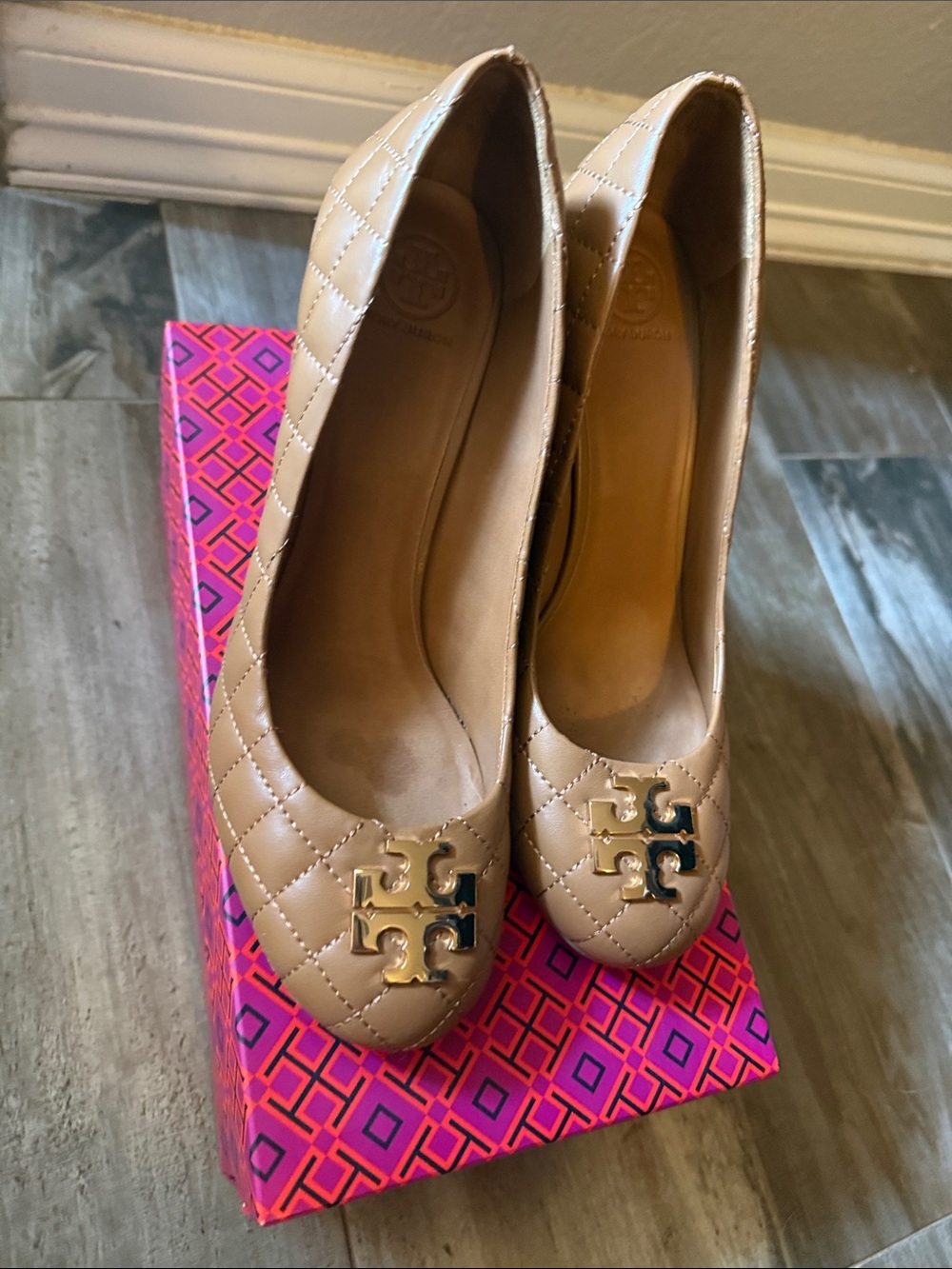 Tory Burch Quilted Beige Leather Heels with Gold Logo